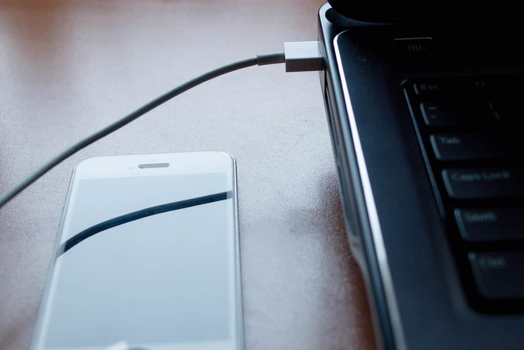 Sambungkan ponsel ke PC/ laptop menggunakan kabel USB
